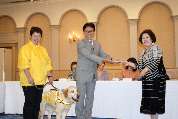 兵庫盲導犬協会へ寄付金を贈呈